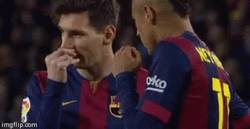 Enlace a GIF: Reacción de Messi y Neymar tras gol de Mathieu, alegría máxima