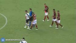 Enlace a GIF: Increíble, un árbitro en Brasil expulsa 4 jugadores en 2 segundos