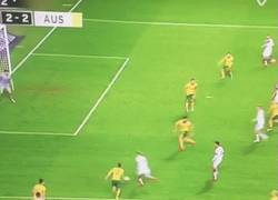 Enlace a GIF: Podolski salva a Alemania de la derrota frente a Australia (2-2)