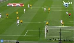 Enlace a GIF: ¡Gol de Wayne Rooney que se queda a 1 gol de Lineker!