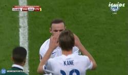 Enlace a GIF: ¿Será éste un momento clave para el futuro de Inglaterra? ¡Sale Rooney y entra Kane!