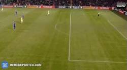 Enlace a GIF: El curioso gol de Zlatan a Moldavia