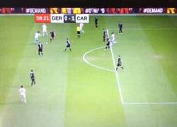 Enlace a GIF: Golazo de Balotelli en el partido de despedida de Stevie Gerrard
