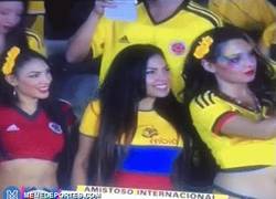 Enlace a GIF: Armero se emociona con aficionadas colombianas, mientras tanto Terry...