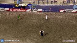 Enlace a GIF: Golazo del portero en partido de fútbol playa