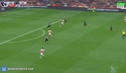 Enlace a GIF: Gran gol de Giroud. ¡El cuarto para el Arsenal!
