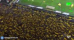Enlace a GIF: El ambiente de la afición del Borussia Dortmund