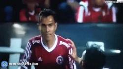 Enlace a GIF: Juan Arango pierde la cabeza al final del partido y muerde a Zavala al estilo “Luis Suárez”