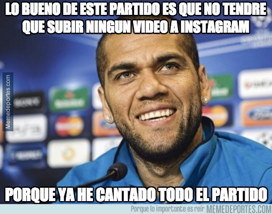 500061 - Dani Alves muy contento con su partido