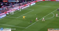 Enlace a GIF: Gol de Luis Suárez con pase-chut de Pedro