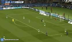 Enlace a GIF: El gran gol de Ibrahimovic con el que hacía hattrick y mete al PSG en la final de Copa francesa