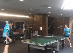 Enlace a GIF: Courtois jugando a ping pong, no se le da nada mal al colega