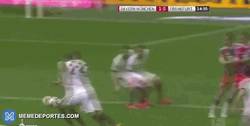 Enlace a GIF: Así ha sido el golazo de Lewandowski con sombrerito y por toda la escuadra