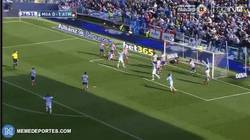 Enlace a GIF: Gol de Torres para el Málaga. Gran olfato goleador del niño