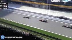 Enlace a GIF: De la que se salvó Alonso en el choque entre Button y Maldonado