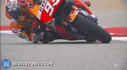 Enlace a GIF: Espectacular Marc Márquez derrapando a cámara lenta con su moto en una curva de GP de Austin