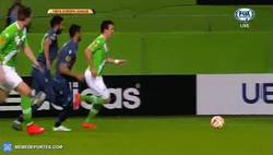 Enlace a GIF: ¡Gol de Lord Bendtner que recorta algo de distancia!