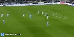 Enlace a GIF: Gol de Tévez contra la Lazio, sigue enchufado Carlitos