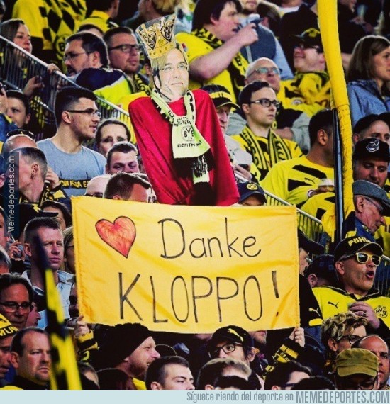 514378 - Aficionados del Borussia Dortmund mostrando su agradecimiento a Klopp