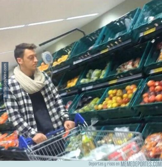 514982 - Eso que estás en el supermercado y te encuentras a Özil comprando naranjas