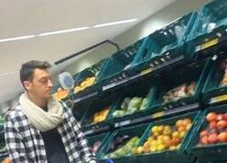 Enlace a Eso que estás en el supermercado y te encuentras a Özil comprando naranjas