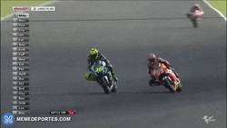 Enlace a GIF: El choque entre Márquez y Rossi que decidió la carrera en Argentina