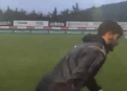 Enlace a GIF: Vaya golazo del portero del Besiktas desde detrás de la portería en un entrenamiento