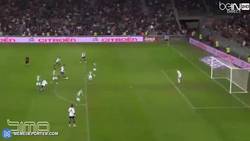 Enlace a GIF: La combinación entre Zidane y Ronaldo en un partido benéfico...¡Cracks!