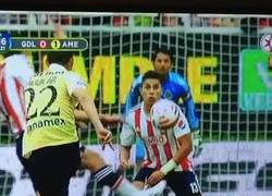 Enlace a GIF: Impresionante gol de Paul Aguilar en la Liga MX