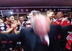 Enlace a GIF: Así celebró el presidente del Bournemouth el ascenso a Premier League