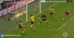 Enlace a GIF: El gol de Lewandowski al Dortmund