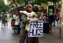 Enlace a La nueva campaña de Mayweather para repartir abrazos gratis