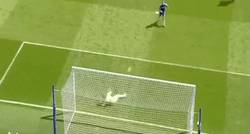 Enlace a GIF: Gol de Hazard que le da la Premier momentáneamente al Chelsea