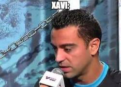 Enlace a Xavi viendo las paradas de Neuer