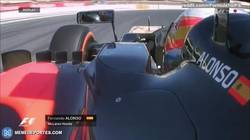 Enlace a GIF: El coche de Fernando Alonso va tan lento que lo controla con una mano