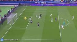 Enlace a GIF: Golazo de Zlatan Ibrahimovic que pone el 2-0 frente al Guingamp