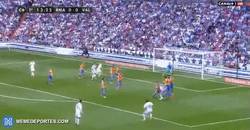 Enlace a GIF: Al larguero Bale tras un magnífico golpeo