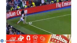 Enlace a GIF: Pepe marca un gol de cabeza que recorta distancias