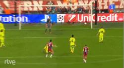 Enlace a GIF: Segundo gol del Bayern que pone el empate al marcador. Esto se pone emocionante