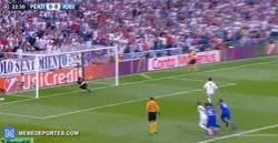 Enlace a GIF: Golazo de Cristiano Ronaldo de penalti