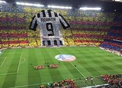 Enlace a La afición del Barça haciendo honor a Morata con este mosaico