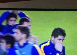 Enlace a GIF: Los jugadores de Boca aplaudiendo a sus aficionados tras los disturbios ocasionados
