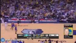 Enlace a GIF: Triplazo del MVP de la NBA, Stephen Curry en los Playoffs