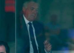 Enlace a Lo mejor del Real Madrid en la primera parte: Ancelotti echándose un cigarro 