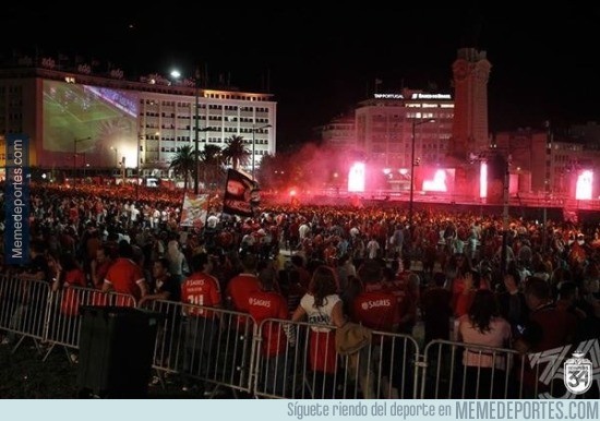 555136 - ¿Tomorowland? No, fans del Benfica celebrando el tíitulo de campeón nacional