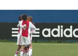 Enlace a GIF: Canteranos del Ajax celebrando los goles como CR7