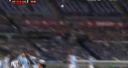 Enlace a GIF: Chiellini empata rápido el partido tras la asistencia de falta del maestro Pirlo