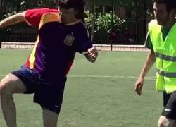 Enlace a GIF: Taconcito de Pablo Iglesias jugando a fútbol. El nuevo Maradona
