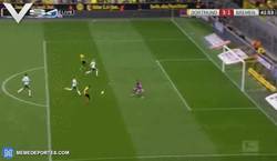 Enlace a GIF: Gol de Mkhitaryan que hace el 3-1 del BVB