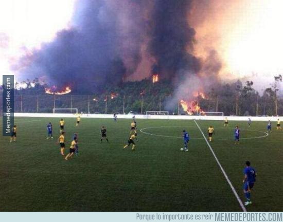 559923 - Cuando estás en medio de un incendio pero tienes que acabar el partido de fútbol